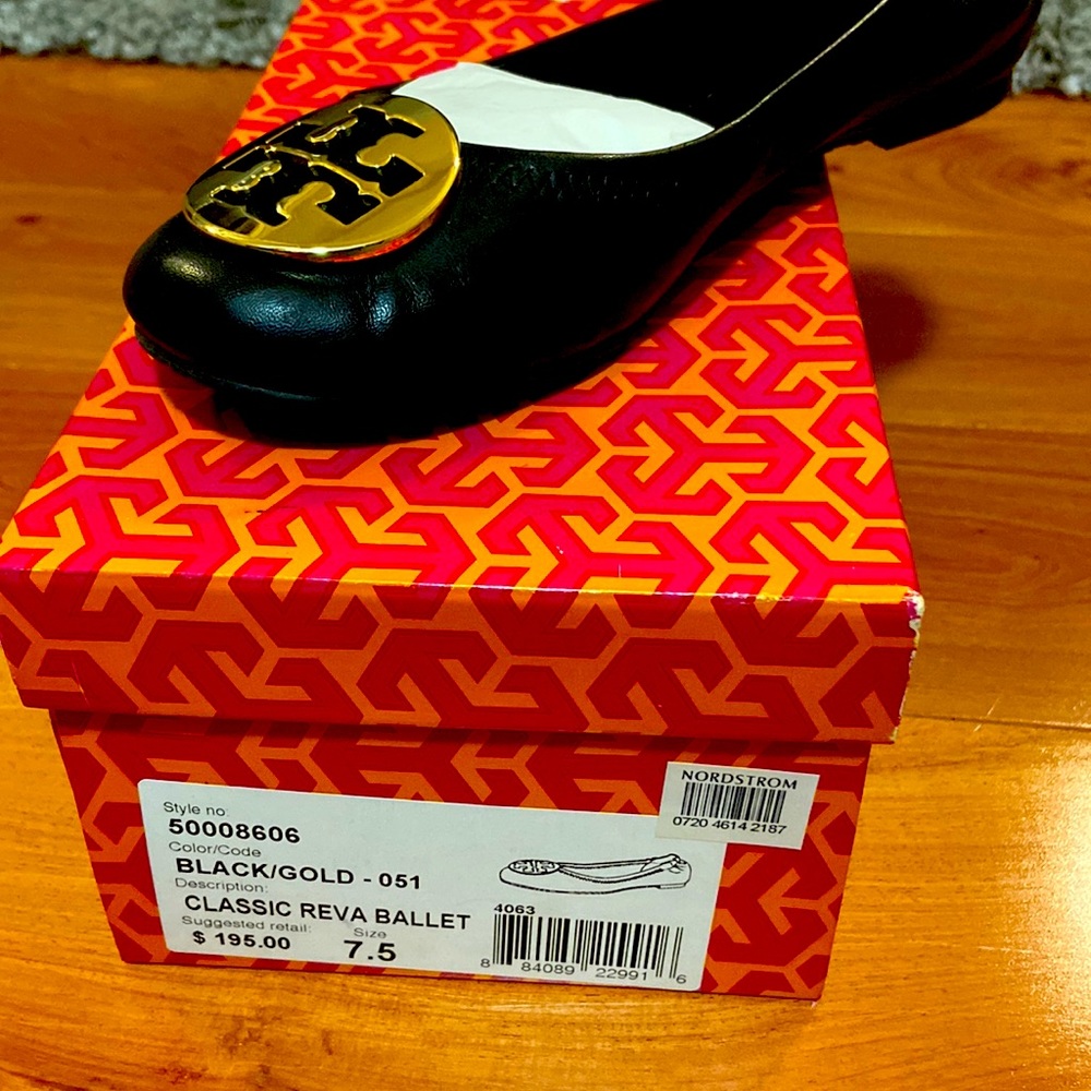 Classic Tory Burch flats in great condition